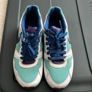 Like New Nike Sneakers - women 5.5